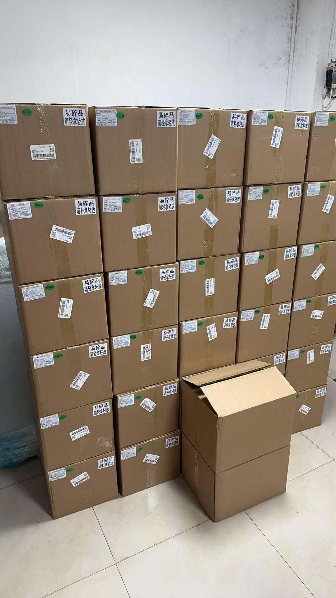 20.000 màn hình LCD 3,5 inch được giao cho khách hàng Singapore đúng thời hạn.